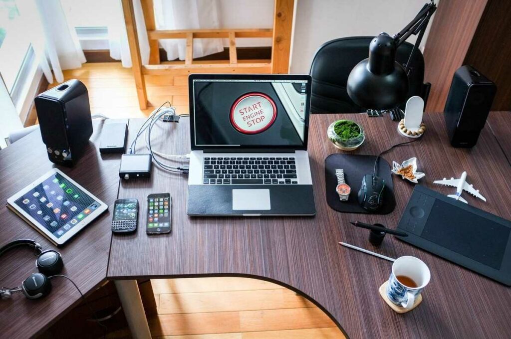 Bureau avec plusieurs objets numériques