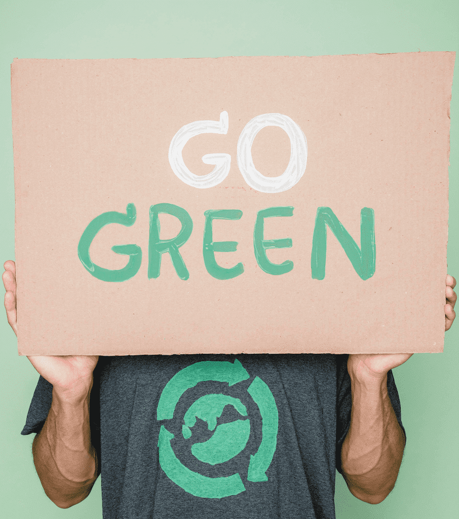 Homme tenant une affiche "Go Green"
