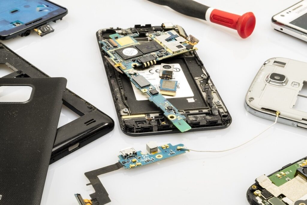 photo d'un téléphone en réparation avec ses composants
