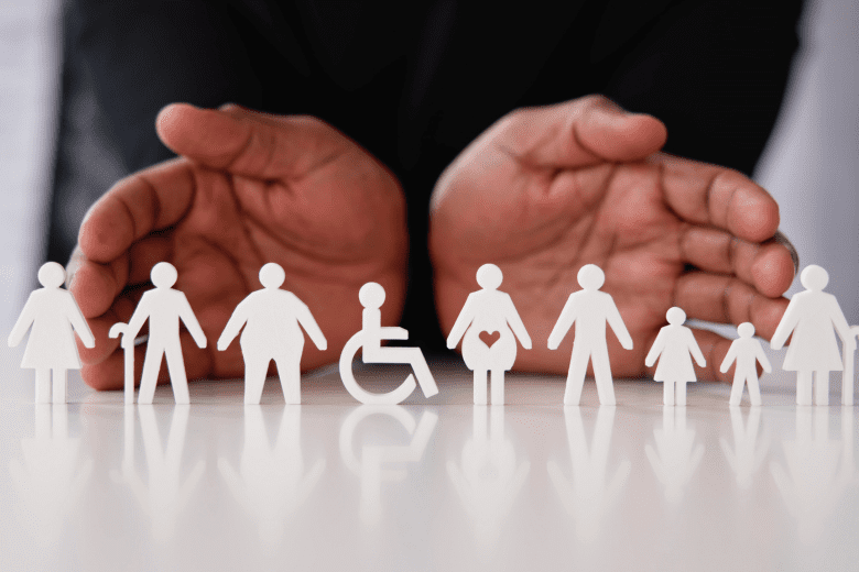 représentation de deux mains qui s'ouvrent vers plein de types de personnes pour représenter l'inclusion