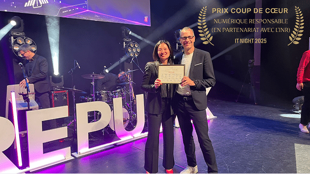 photo ode notre direceteur général portant le trophée coup de coeur de l'IT Night 2025